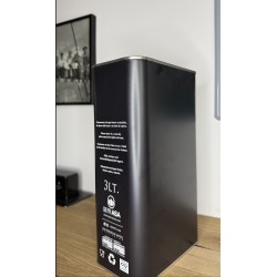Une huile d'olive artisanale préservée dans son écrin protecteur de 3 litres, d'une élégance et d'une pureté incomparables.